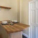 3 Bedroom Spacious 10 Mins Walk From Hospital