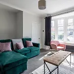 3 Bedroom Spacious 10 Mins Walk From Hospital *