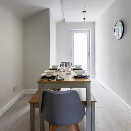 3 Bedroom Spacious 10 Mins Walk From Hospital *