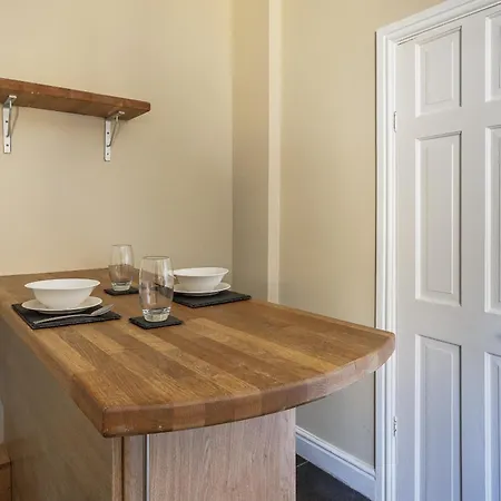 3 Bedroom Spacious 10 Mins Walk From Hospital