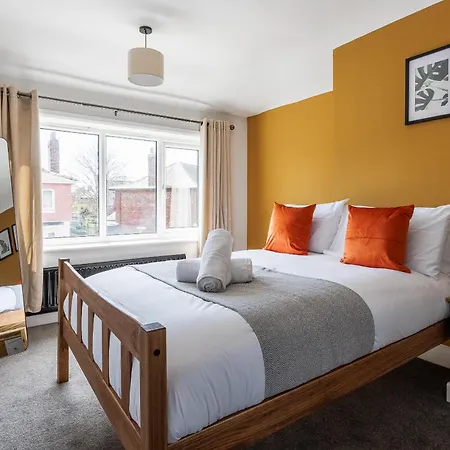3 Bedroom Spacious 10 Mins Walk From Hospital Holiday home *