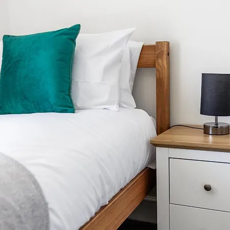 3 Bedroom Spacious 10 Mins Walk From Hospital