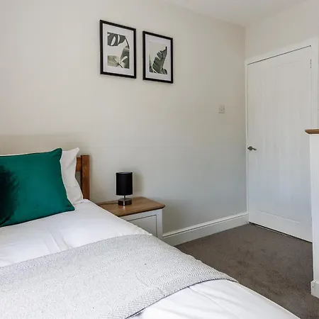 3 Bedroom Spacious 10 Mins Walk From Hospital