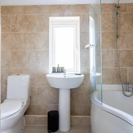 3 Bedroom Spacious 10 Mins Walk From Hospital * 米德尔斯伯勒