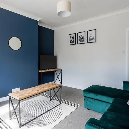 3 Bedroom Spacious 10 Mins Walk From Hospital *