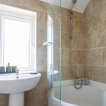 3 Bedroom Spacious 10 Mins Walk From Hospital Сasa de vacaciones Middlesbrough