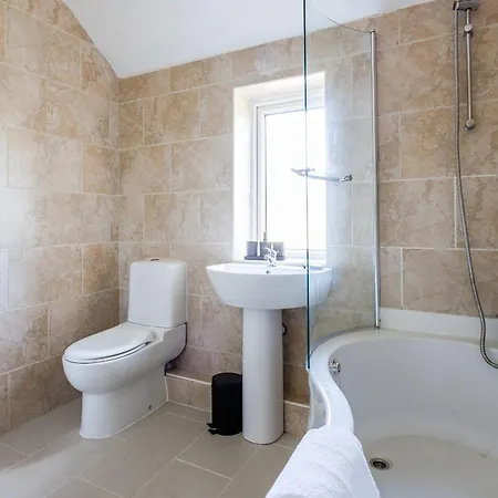 3 Bedroom Spacious 10 Mins Walk From Hospital * 米德尔斯伯勒