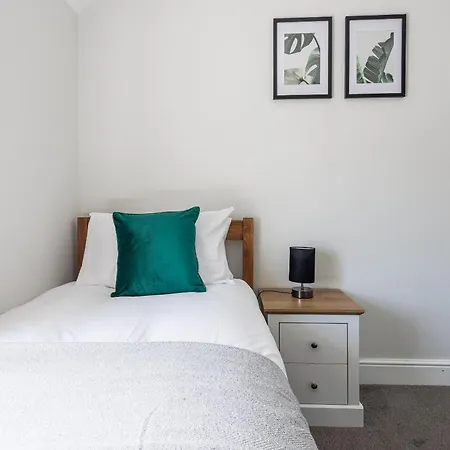 3 Bedroom Spacious 10 Mins Walk From Hospital * 米德尔斯伯勒