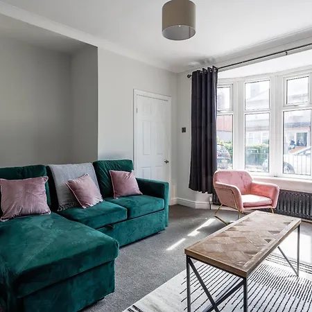 3 Bedroom Spacious 10 Mins Walk From Hospital *