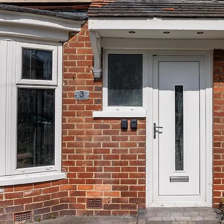 3 Bedroom Spacious 10 Mins Walk From Hospital Holiday home