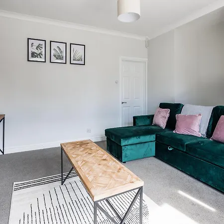 3 Bedroom Spacious 10 Mins Walk From Hospital Holiday home *
