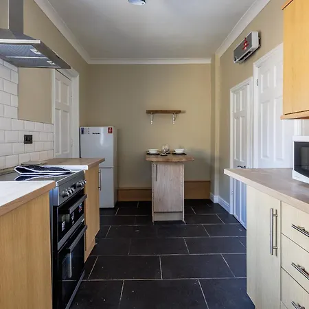 3 Bedroom Spacious 10 Mins Walk From Hospital Feriehus