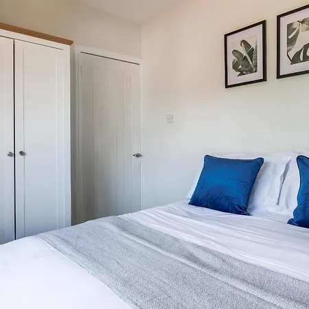 3 Bedroom Spacious 10 Mins Walk From Hospital Feriehus